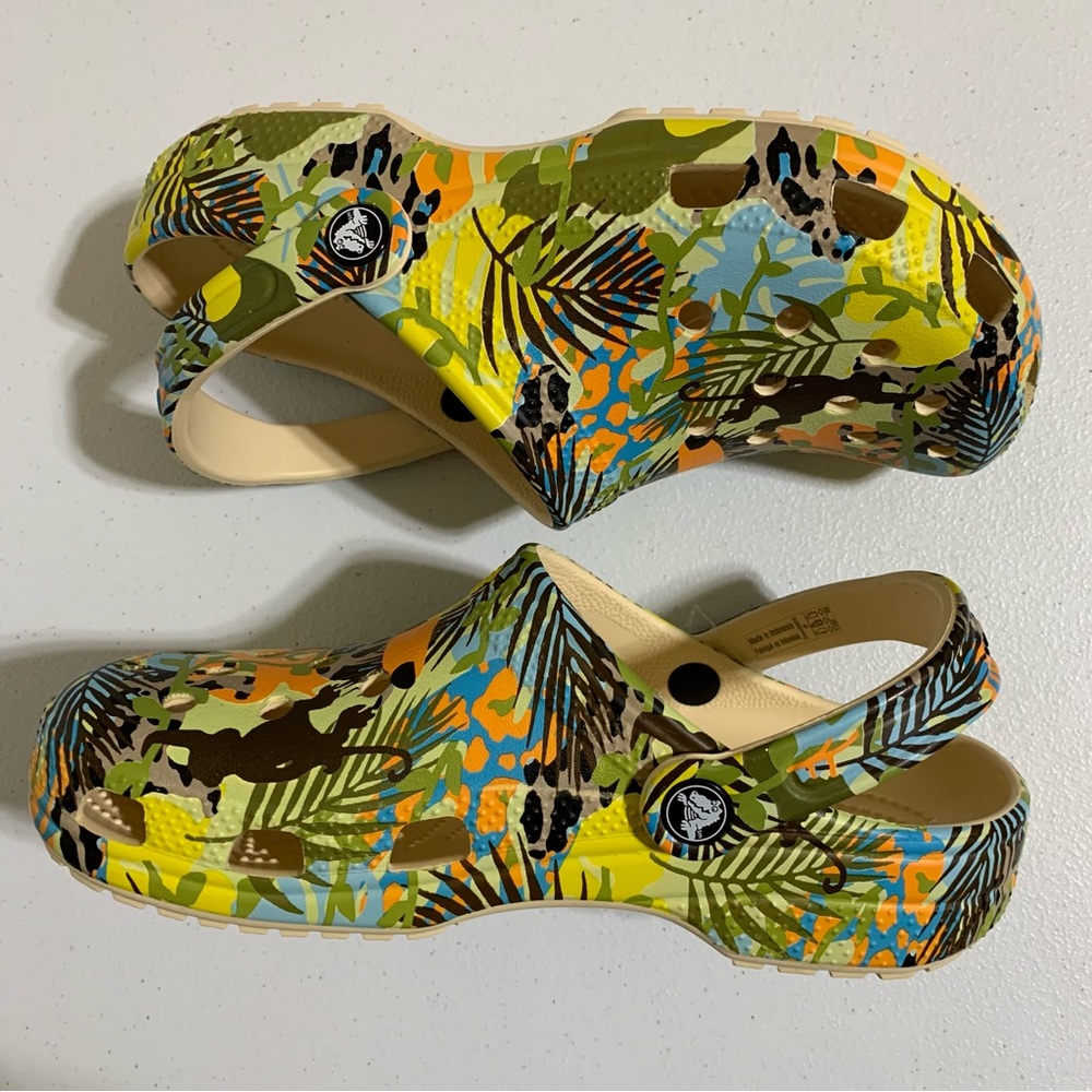 CROCS Classic Far Out Clogs-Size J6 NWT - Picture 10 of 12